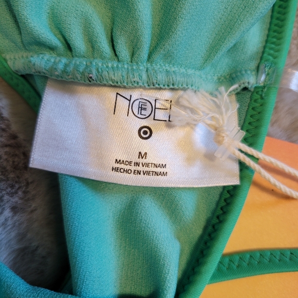 🎯nwt fe noel black & green palm print Bikini top - Picture 8 of 8